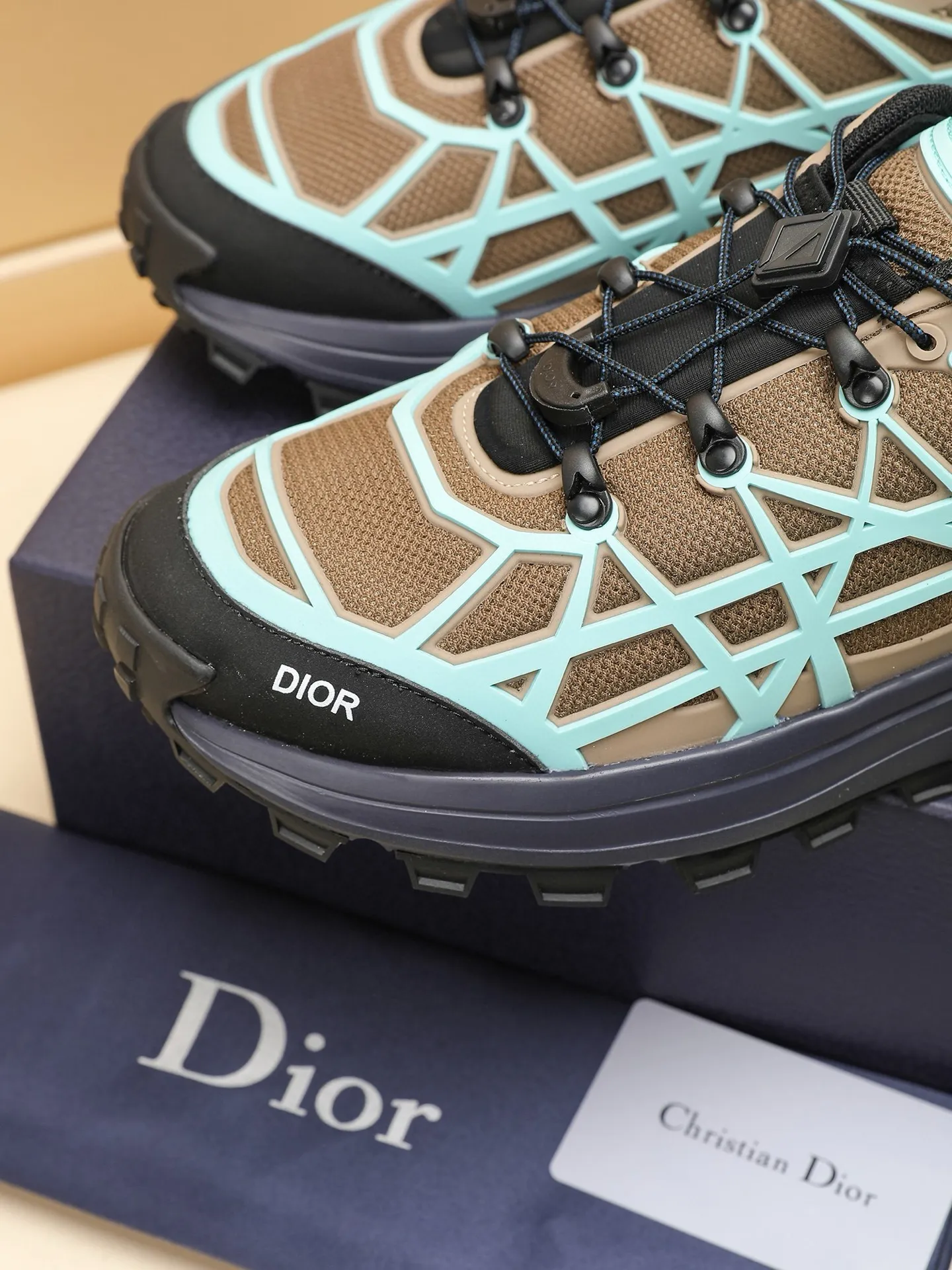 Men's shoes: 500💰Dior sports shoes highlight the fashionable silhouette, decorated with curved cannage pattern, reinterpreting the classic pattern in a structural style, enriching the Dior 2023 summer men's collection. Meticulously crafted using the advanced craftsmanship of hiking shoes, it blends outdoor culture with Dior heritage. Code number 38-44, customized 45